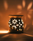 Brûle-parfum en céramique blanche avec cuillère, diffuseur d'huiles essentielles pour une ambiance chaleureuse et apaisante, au design artisanal marocain