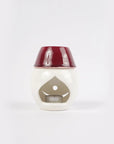 Brûle-parfum en céramique blanche avec un tarbouche rouge, diffuseur d'huiles essentielles pour créer une ambiance chaleureuse et traditionnelle, inspiré de l'artisanat marocain