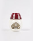 Brûle-parfum en céramique blanche avec un tarbouche rouge, diffuseur d'huiles essentielles pour créer une ambiance chaleureuse et traditionnelle, inspiré de l'artisanat marocain