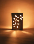 Brûle-parfum cylindrique en céramique blanche, diffuseur d'huiles essentielles, design épuré et élégant, idéal pour créer une ambiance apaisante dans votre intérieur.